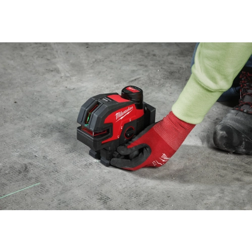 Monter ustawia laser Milwaukee M12 CLL4P na posadzce