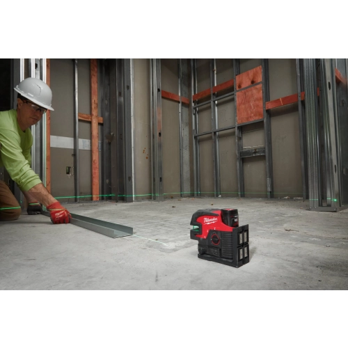 Monter trasuje posadzkę według linii lasera Milwaukee M12 CLL4P