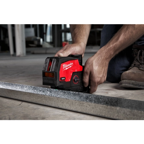 Laser Milwaukee M12 CLLP ustawiany na profilu podłogowym