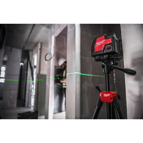 Laser Milwaukee L4 CLL na statywie wyświetla linię poziomą na ścianach