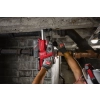 Milwaukee M18 FHAC16 wierci nad głową w betonowym stropie między rurami instalacji