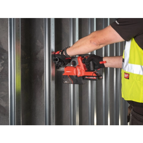 Milwaukee M18 FHAC16 wierci w ścianie za stalowymi profilami zabudowy g-k
