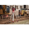 Niwelator Milwaukee M18 RLOHV1200 na statywie na placu budowy z koparką