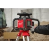 Monter ustawia niwelator Milwaukee M18 RLOHV1200 na statywie