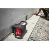 Niwelator Milwaukee M18 RLOHV1200 leży na boku przy ścianie w trybie pionowym
