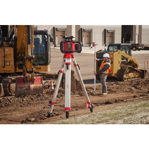Niwelator Milwaukee M18 RLOHV1200 na statywie na placu budowy z koparką