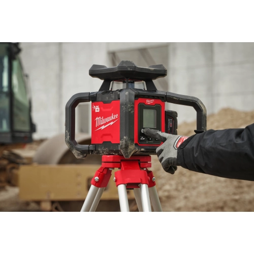 Monter ustawia niwelator Milwaukee M18 RLOHV1200 na statywie