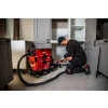 Monter odkurza pod szafką w kuchni odkurzaczem Milwaukee M18 F2VC23LG2