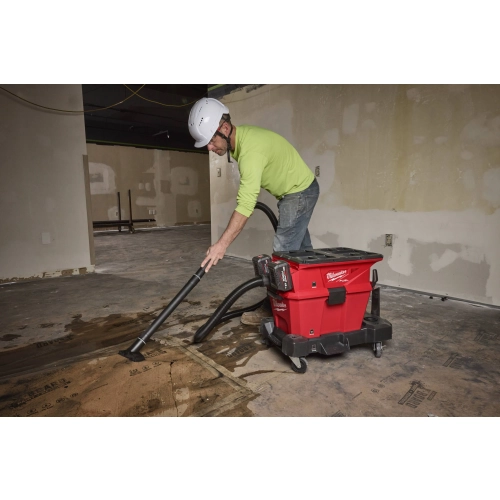Monter zbiera wodę z posadzki odkurzaczem Milwaukee M18 F2VC23LG2