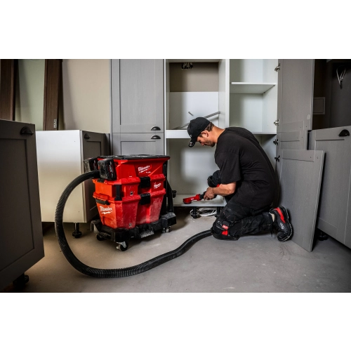 Monter odkurza pod szafką w kuchni odkurzaczem Milwaukee M18 F2VC23LG2