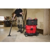 Stolarz odkurza warsztat odkurzaczem Milwaukee M18 FVC23L