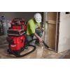Odkurzacz Milwaukee M18 FVC23L ze skrzynkami PACKOUT na blacie przy pracy