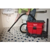 Monter odkurza łazienkę z płytkami odkurzaczem Milwaukee M18 FVC23L