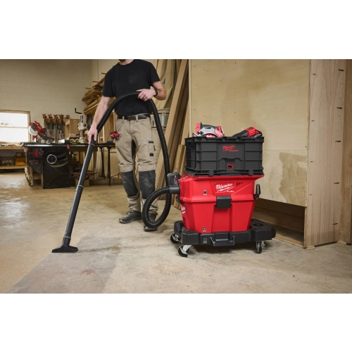 Stolarz odkurza warsztat odkurzaczem Milwaukee M18 FVC23L