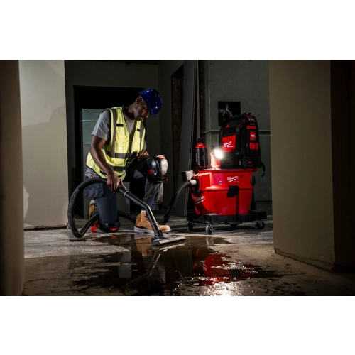 Monter zbiera wodę z posadzki odkurzaczem Milwaukee M18 FVC23L