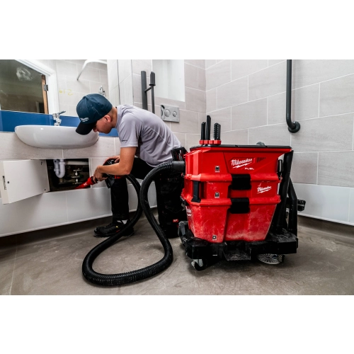 Hydraulik odkurza pod umywalką odkurzaczem Milwaukee M18 FVC23L