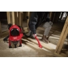 Milwaukee M18 FBPV2 odkurza przy szkielecie drewnianej ściany