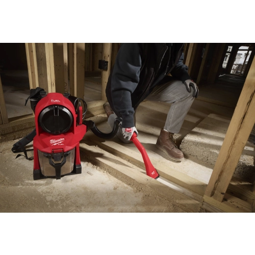 Milwaukee M18 FBPV2 odkurza przy szkielecie drewnianej ściany