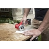 Milwaukee M12 FCOT tnie płytkę ceramiczną na stole