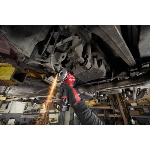 Milwaukee M12 FCOT tnie element pod podwoziem samochodu, iskry