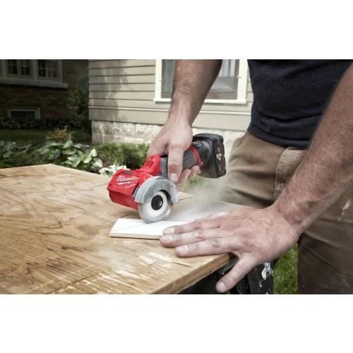 Milwaukee M12 FCOT tnie płytkę ceramiczną na stole