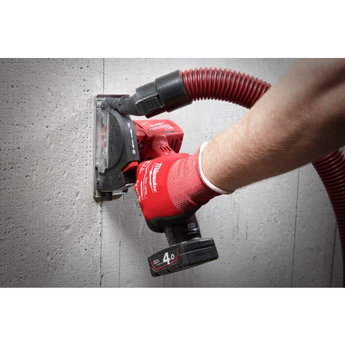 Milwaukee M12 FCOT z wężem odkurzacza tnie płytę z cementu włóknistego