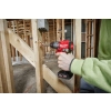 Milwaukee M12 FDD2 wierci w drewnianym słupku ściany szkieletowej