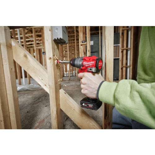 Milwaukee M12 FDD2 wierci w drewnianym słupku ściany szkieletowej