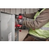 Elektryk wkręca Milwaukee M18 ONEDD3 w obudowie rozdzielni