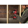 Milwaukee M18 ONEDD3 wierci w drewnianym słupku ściany z izolacją