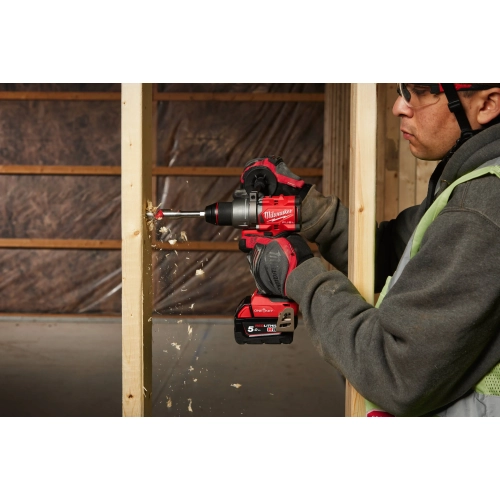 Milwaukee M18 ONEDD3 wierci w drewnianym słupku ściany z izolacją