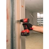 Milwaukee M18 BLPDRC wkręca w stalowy profil ściany g-k