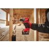 Milwaukee M18 BLPDRC wierci długim wiertłem w drewnianym słupku między rurami