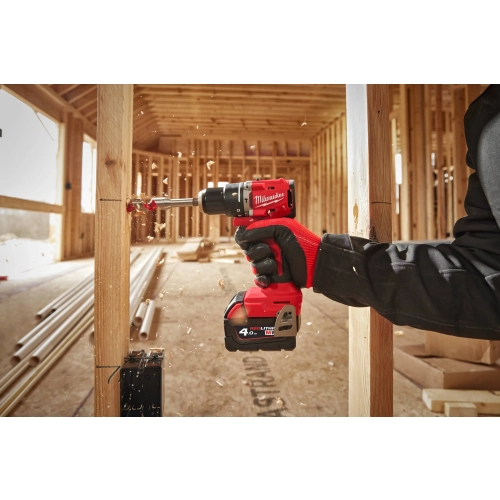 Milwaukee M18 BLPDRC wierci długim wiertłem w drewnianym słupku między rurami