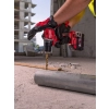 Milwaukee M18 BLPDRC wierci wiertłem HSS w stalowej blasze na budowie