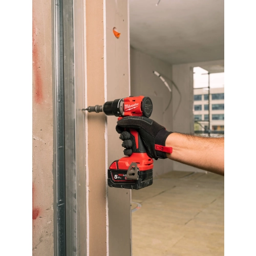 Milwaukee M18 BLPDRC wkręca w stalowy profil ściany g-k