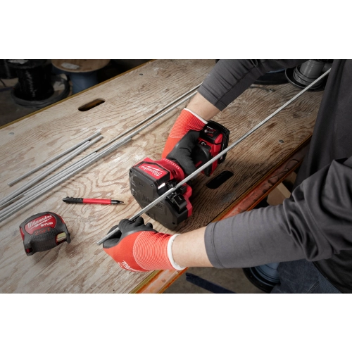 Milwaukee M18 BLTRC tnie krótkie odcinki prętów na stole