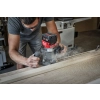 Milwaukee M18 FTR frezuje profil w listwie wykończeniowej