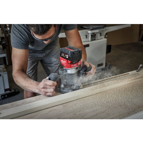 Milwaukee M18 FTR frezuje profil w listwie wykończeniowej