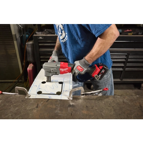 Milwaukee M18 FNB35 wycina otwory w płycie stalowej