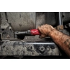 Mechanik odkręca Milwaukee M12 FIR38LR śrubę w ramie ciężarówki