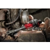 Mechanik w rękawicach odkręca Milwaukee M12 FIR38LR śrubę w silniku ciężarówki