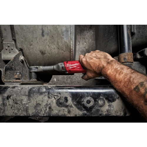 Mechanik odkręca Milwaukee M12 FIR38LR śrubę w ramie ciężarówki