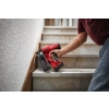 Milwaukee M18 FN16GA mocuje stopień przy schodach