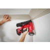Milwaukee M18 FN16GA mocuje gzyms w narożniku pod sufitem