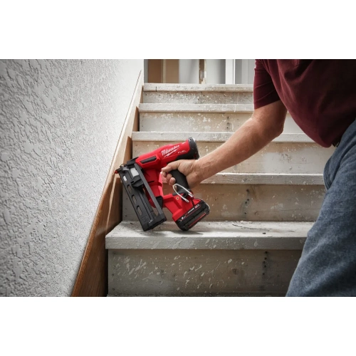 Milwaukee M18 FN16GA mocuje stopień przy schodach