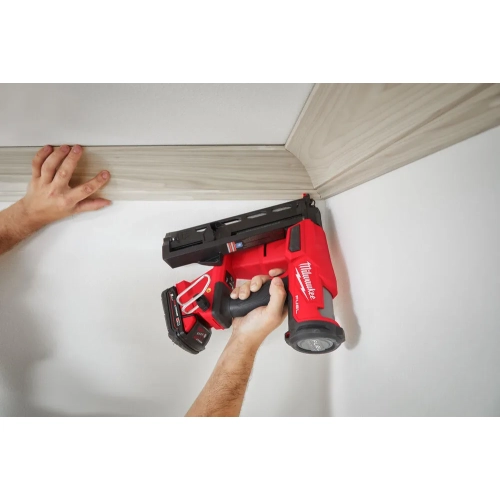 Milwaukee M18 FN16GA mocuje gzyms w narożniku pod sufitem