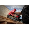 Milwaukee M18 FFN21 wbija gwoździe w belkę konstrukcji dachu
