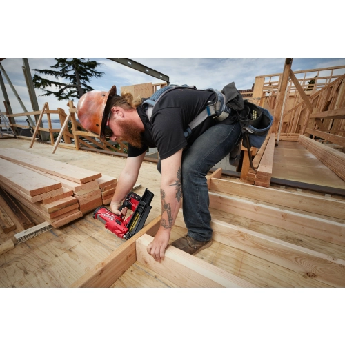 Milwaukee M18 FFN21 zbija legary tarasu na budowie