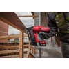 Milwaukee M18 FDN wbija gwóźdź w belkę przy rusztowaniu
